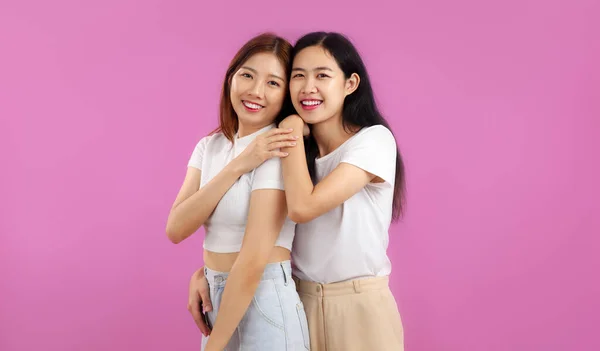 幸せな若いですアジアの女性で白いTシャツポーズ笑顔でのコンセプトのLbtカップルとレズビアン上のピンク色の背景 — ストック写真