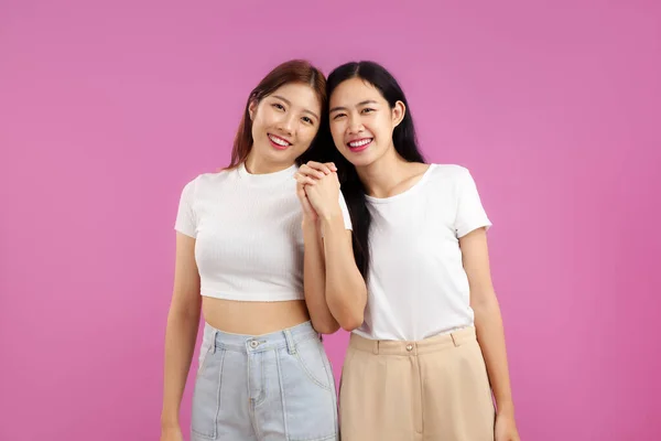 Due Donne Asiatiche Sorridenti Isolato Sfondo Colore Rosa Lgbt Orgoglio — Foto Stock