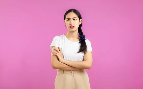 Asijské Žena Bílé Košili Pózování Paže Zkřížené Pocit Neklidu Růžové — Stock fotografie