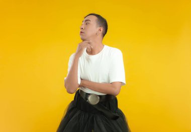 İzole edilmiş sarı arkaplan üzerinde poz veren transseksüel bir erkeğin stüdyo portresi, LGBT gurur ayı konsepti