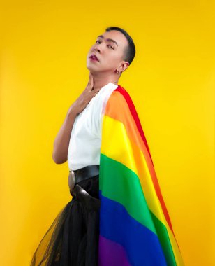 Gururlu transseksüel erkek pozu sarı arka plan, LGBT gurur ayı konsepti