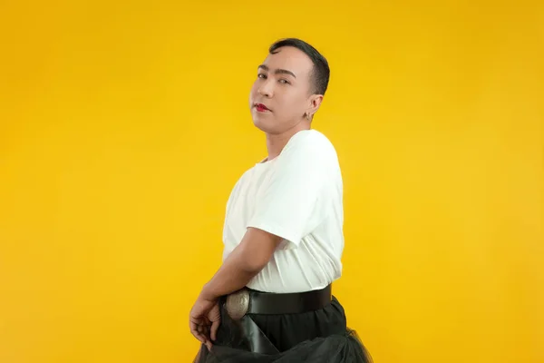 Retrato Homem Gay Posando Olhando Para Câmera Isolado Amarelo Fundo — Fotografia de Stock