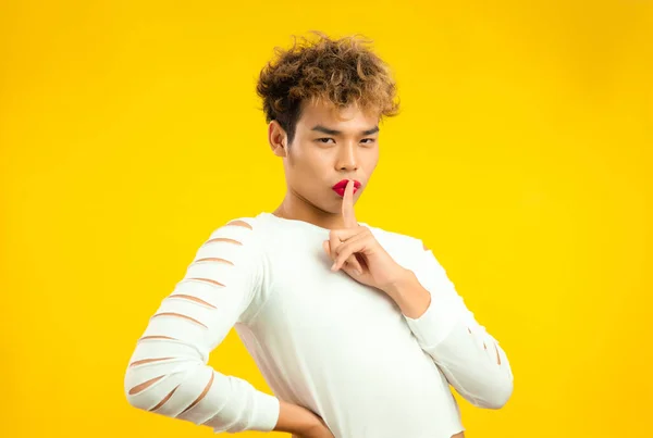 Retrato Homem Gay Bonito Com Batom Vermelho Camisa Branca Transgênero — Fotografia de Stock