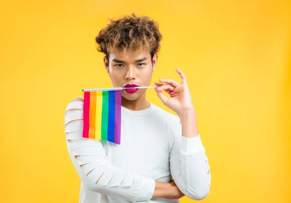 Estúdio Retrato Transexual Masculino Posando Com Bandeira Orgulho Isolado Fundo — Fotografia de Stock