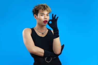 Kırmızı dudak nemlendiricisi ve siyah atletli yakışıklı bir eşcinsel portresi. Transseksüel erkek kameraya bakıyor. LGBTQ + kavramları