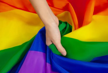 Gurur bayrağı. LGBTQ bayrağı ve Lezbiyen Gay Bi 'nin bir sembolü cinsiyet değiştiren eşcinsel eşcinsel ya da homoseksüel gurur gökkuşağı bayrağı. Siyah arka plan. Özgürlük eşitliğinin el sembolünü temsil et.