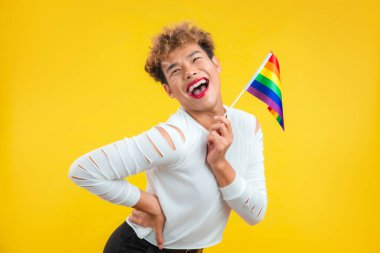 Gururlu Asyalı gay, sarı arka plan, LGBTQ konsepti,