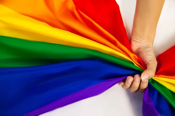 Lgbtq旗帜和手 同性恋双性恋怪胎或异性恋骄傲彩旗的骄傲旗象征着自由和平等 — 图库照片