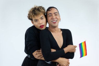 Asyalı eşcinsel çiftin gururlu gökkuşağı resmi izole edilmiş beyaz arka plan. lgbtq ve lgbtq + kavramları
