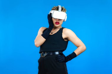Metaverse ve Pride Moon Concepts, VR gözlüklü Asyalı gey adam mavi arkaplan.