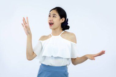 Asyalı genç bir kadın soyutlanmış beyaz arka plan, insanların duyguları kavramları