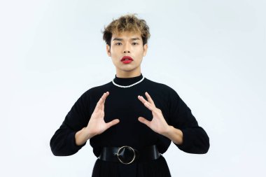 Asyalı genç bir eşcinselin izole edilmiş beyaz arka plan pozu. Gurur Ayı lgbtq ve lgbtq + kavramları