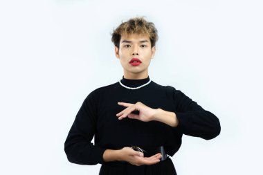 Beyaz arka planda poz veren Asyalı genç gay fotoğrafı. lgbtq ve lgbtq + Gurur ayı kavramları