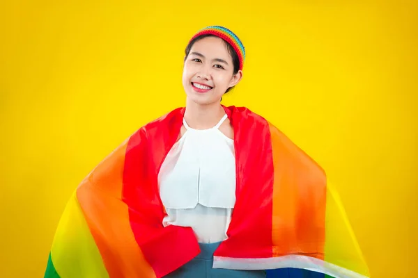 Gelukkig Aziatische Vrouw Met Trots Vlag Regenboog Geïsoleerde Gele Achtergrond — Stockfoto
