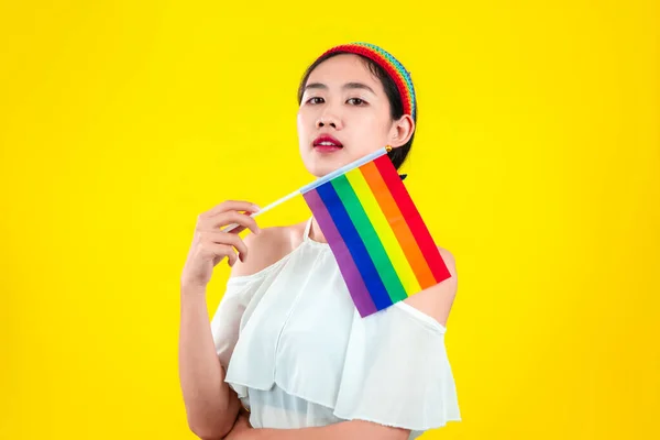 Jonge Aziatische Vrouw Met Trots Vlag Regenboog Geïsoleerde Gele Kleur — Stockfoto