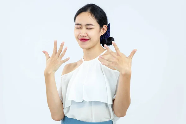 Jeune Femme Asiatique Posant Fond Blanc Isolé Concept Cosmétique Soins — Photo
