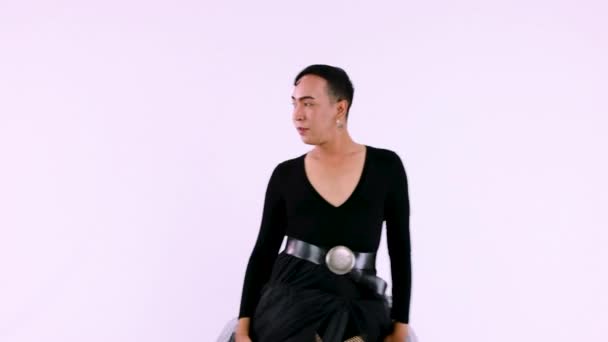 Azji Gej Człowiek Czarny Sukienka Odizolowane Różowy Tło Koncepcja Dumy — Wideo stockowe