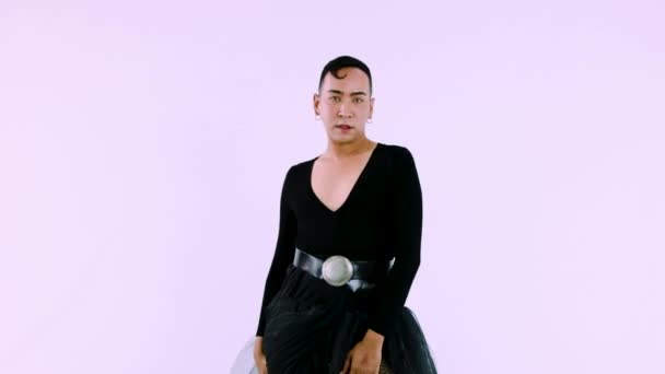 Azjatycki Gej Człowiek Czarny Sukienka Odizolowany Różowy Kolor Tło Koncepcja — Wideo stockowe