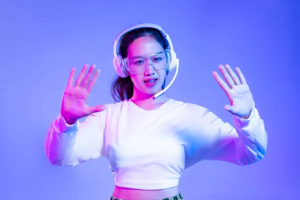 Joven Mujer Asiática Camisa Blanca Con Auriculares Posando Mano Tocando —  Fotos de Stock