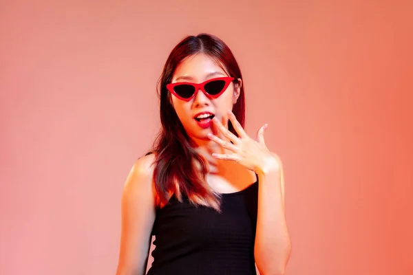 Siyah Kolsuz Tişörtlü Genç Asyalı Kadın Kırmızı Güneş Gözlüğü Takıyor — Stok fotoğraf