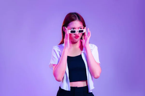 Young Asian Woman Black Tank Top White Shirt Wearing Sunglasses — Stock fotografie