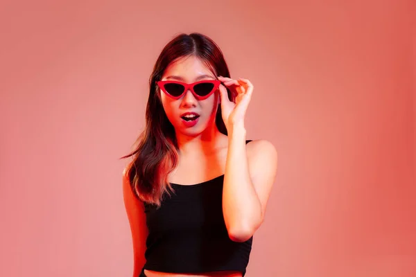 Young Asian Woman Black Tank Top Wearing Red Sunglasses Posing — ストック写真