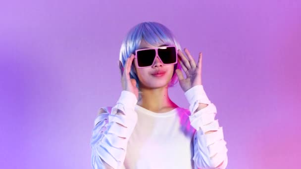 Young Asian Woman Short Blue Silver Hair Wearing Glasses Posing — Video