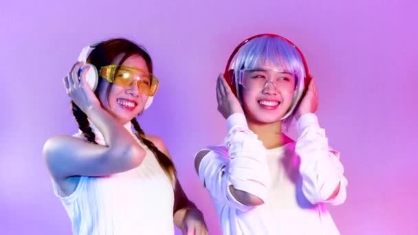 Two Young Asian Women White Shirt Wearing Headphone Listen Music — Stockvideo