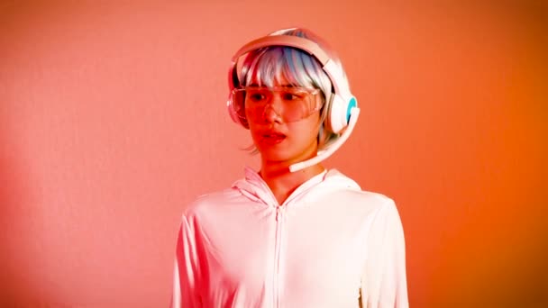 Metaverse Gamer Girl Concept Young Asian Woman Short Blue Silver — Stockvideo