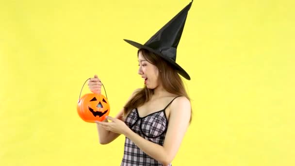 Video Asian Girl Halloween Theme Costume Witch Hat Carrying Orange — ストック動画