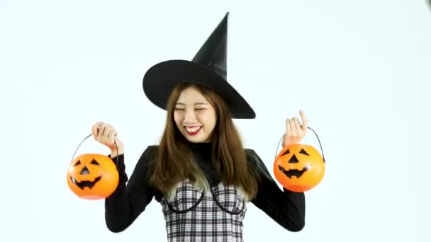 Video Pretty Asian Woman Halloween Theme Witch Hat Carrying Orange — ストック動画
