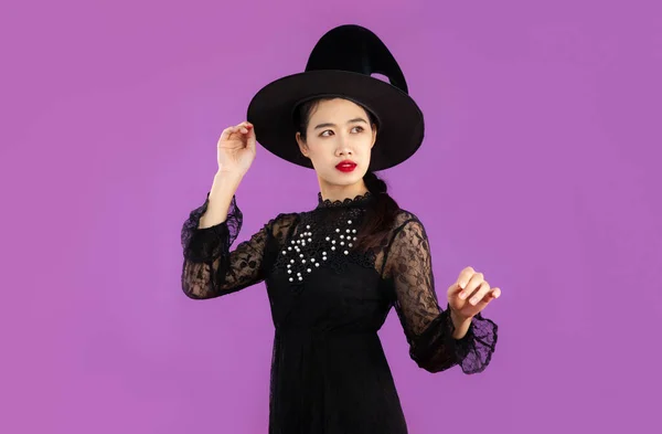 Jeune Belle Femme Asiatique Robe Noire Portant Chapeau Sorcière Dans — Photo