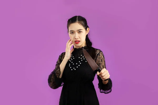 Cadılar Bayramı Temalı Siyah Elbiseli Asyalı Kadın Elinde Bıçak Mor — Stok fotoğraf