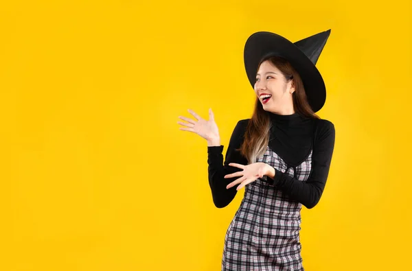 Cadılar Bayramı Kostümlü Genç Asyalı Kadın Sarı Arka Planı Gösteren — Stok fotoğraf