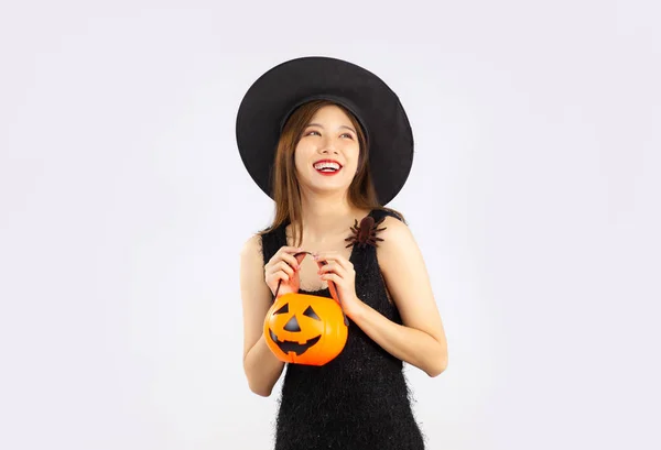 Cadılar Bayramı Temalı Siyah Kostümlü Asyalı Kadın Beyaz Arka Planda — Stok fotoğraf