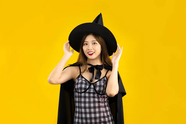 Jonge Aziatische Vrouw Dragen Heks Hoed Hekserij Zwart Jurk Poseren — Stockfoto