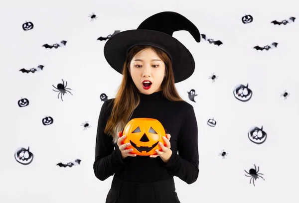 Cadılar Bayramı Konsepti Siyah Kostümlü Genç Asyalı Kadın Cadı Şapkası — Stok fotoğraf