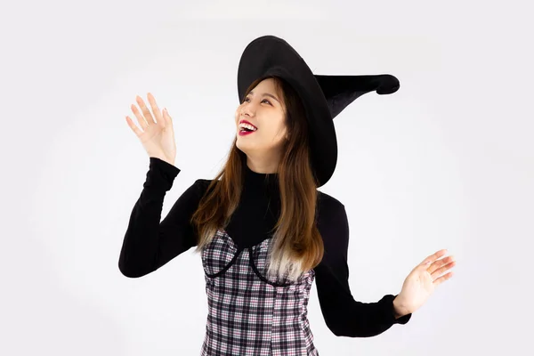 Siyah Elbiseli Genç Asyalı Kız Cadılar Bayramı Konsepti Cadı Şapkası — Stok fotoğraf
