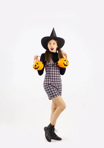 Tema Halloween Mujer Asiática Joven Vestido Negro Botas Usan Sombrero —  Fotos de Stock