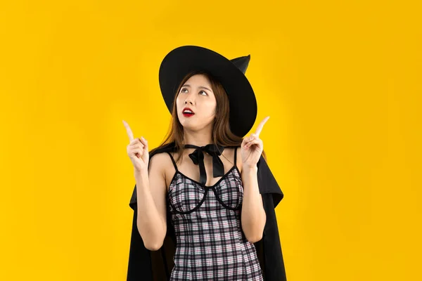 Halloween Thema Jonge Aziatische Vrouw Zwarte Jurk Dragen Hekserij Hoed — Stockfoto