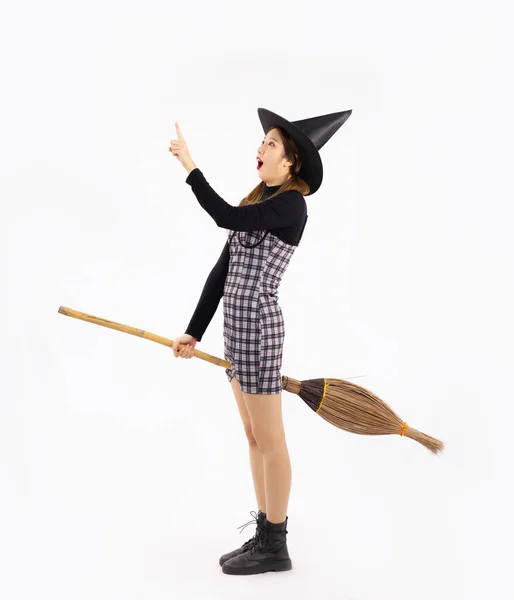 Cadılar Bayramı Teması Siyah Elbiseli Cadı Şapkası Takan Süpürge Pozu — Stok fotoğraf
