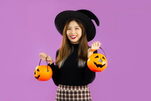 Halloween Thema Jonge Aziatische Vrouw Zwart Kostuum Dragen Heks Hoed — Stockfoto