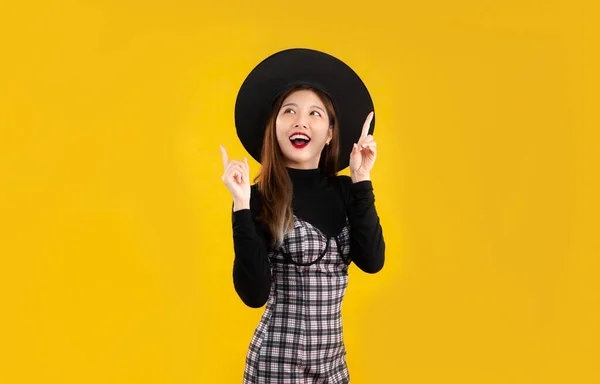 Cadılar Bayramı Teması Siyah Elbiseli Genç Asyalı Kadın Cadı Şapkası — Stok fotoğraf