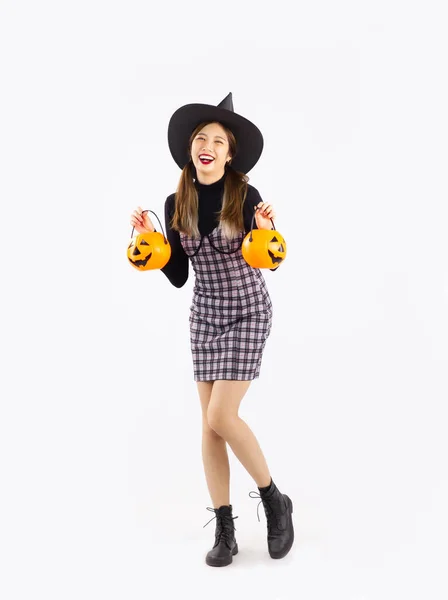 Jolie Femme Asiatique Costume Halloween Portant Chapeau Sorcière Tenant Portant — Photo