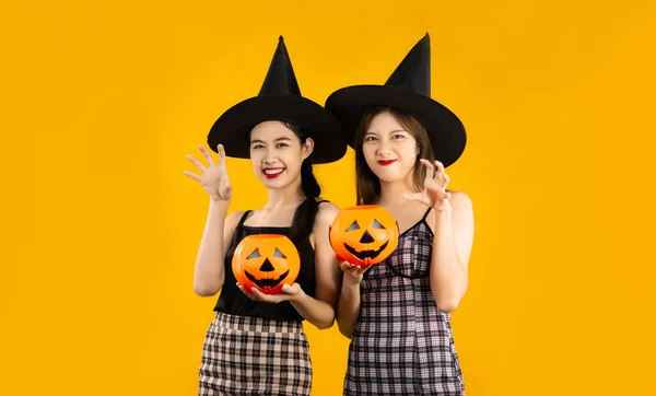 Halloween Joven Chica Asiática Vestido Negro Con Sombrero Bruja Sosteniendo —  Fotos de Stock