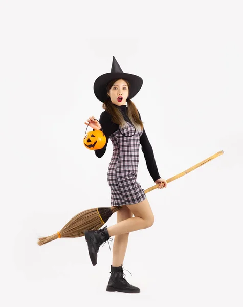 Halloween Mooi Aziatisch Meisje Zwarte Jurk Met Bezem Dragen Pompoen — Stockfoto