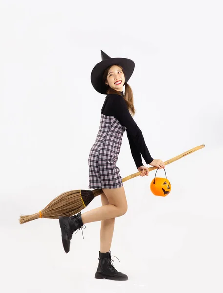 Tema Halloween Mujer Asiática Joven Vestido Negro Botas Sombrero Bruja —  Fotos de Stock