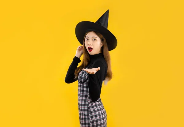 Halloween Kostuum Aziatisch Meisje Zwarte Jurk Dragen Heks Hoed Hand — Stockfoto