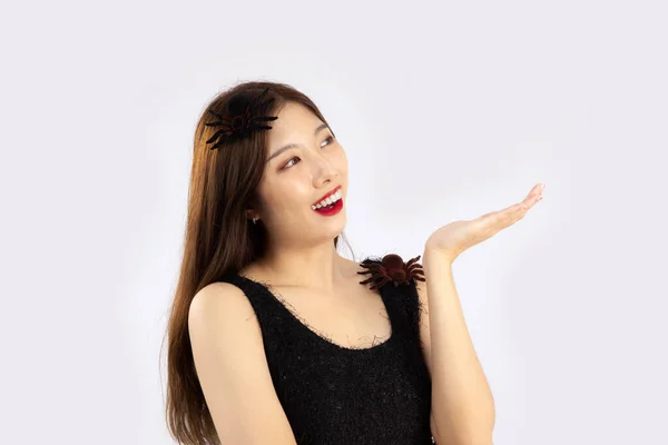 Asiatische Frau Langes Haar Schwarzem Tank Top Posiert Hand Zeigt — Stockfoto