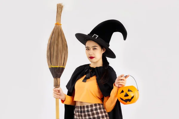 Cadılar Bayramı Teması Cadı Kostümlü Genç Asyalı Kadın Elinde Süpürge — Stok fotoğraf